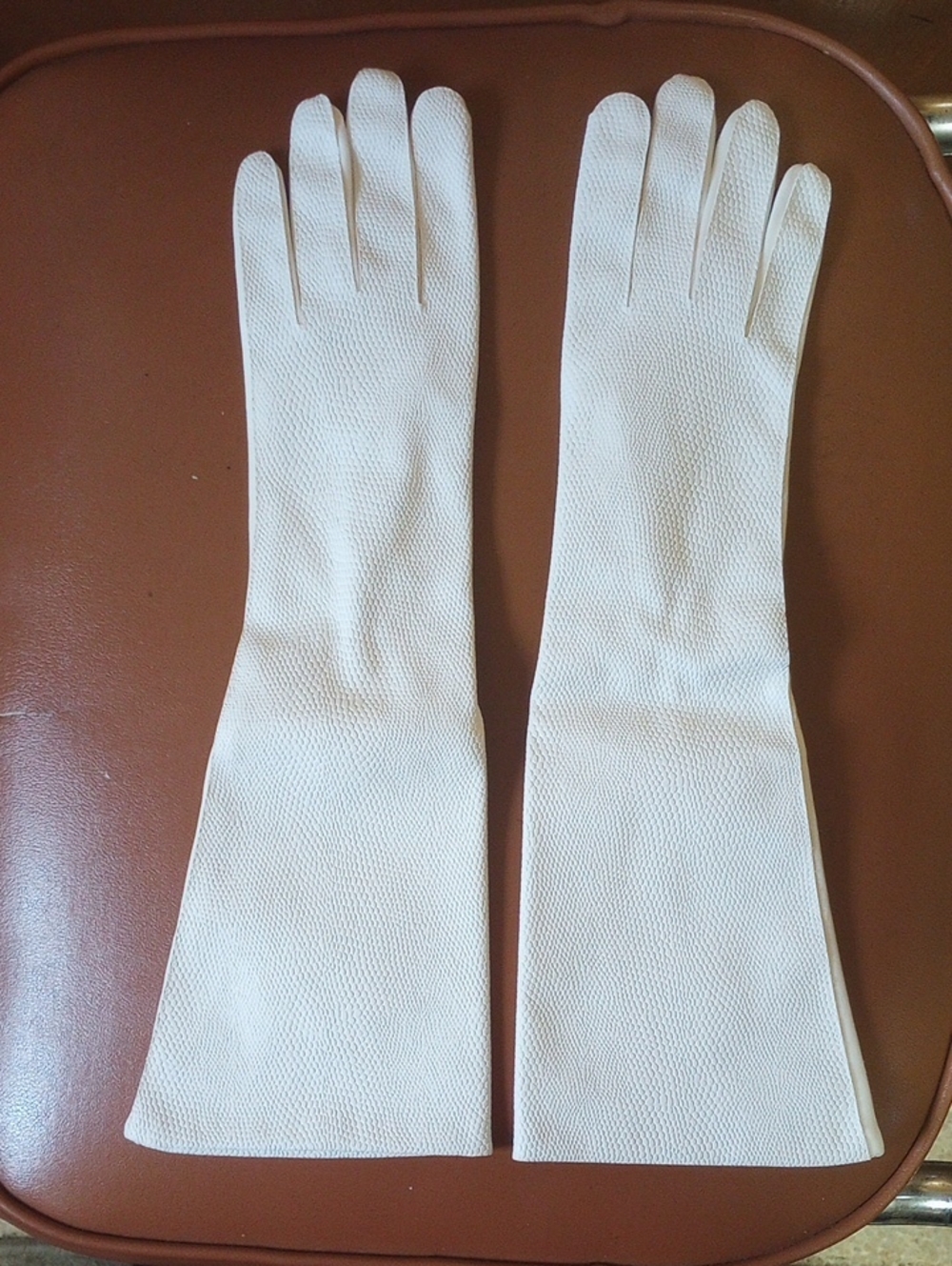 LIKE NEW Vintage Retro Neutral White Faux Pebbled Leather Gloves